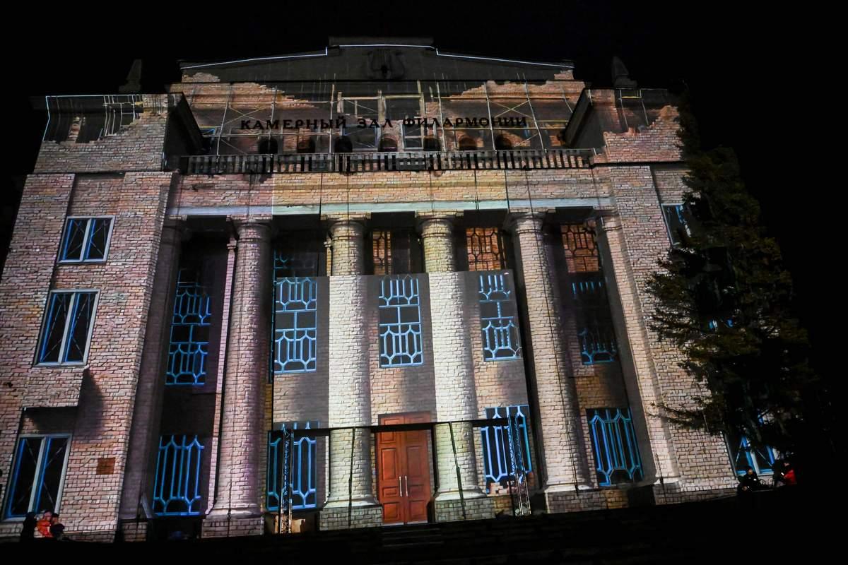 Фото История военных лет ожила на фасаде Новосибирской филармонии: атмосферные кадры концерта и видео-арта 13
