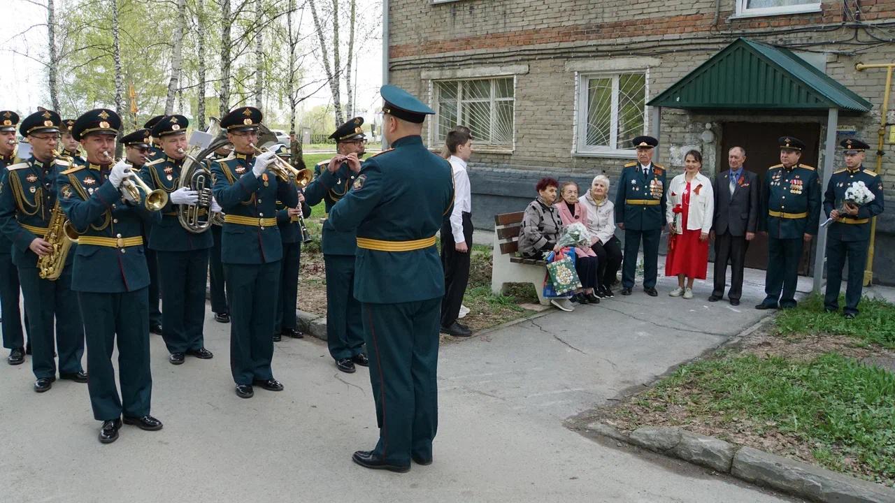 Фото Новосибирцы устроили парад Победы у окон 100-летнего ветерана 2