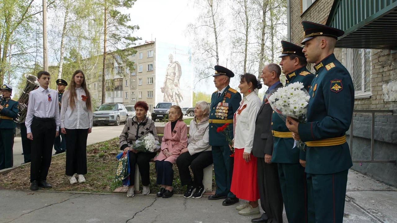 Фото Новосибирцы устроили парад Победы у окон 100-летнего ветерана 3
