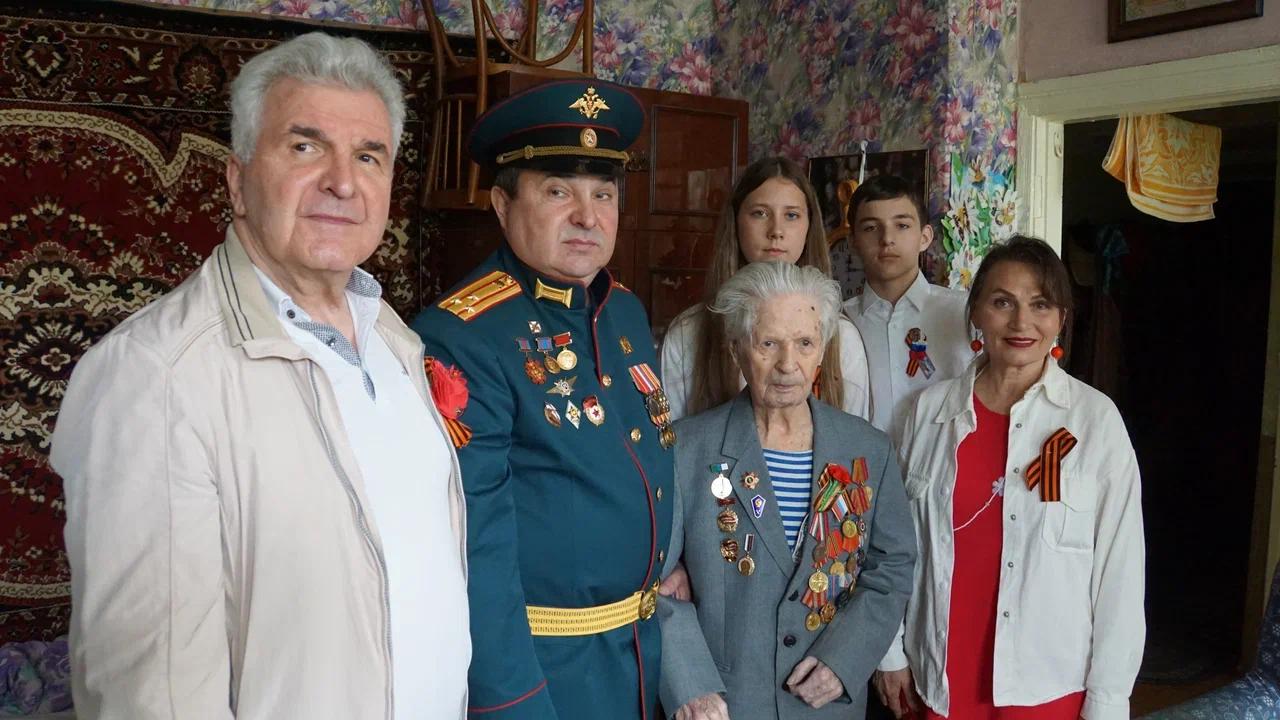 Фото Новосибирцы устроили парад Победы у окон 100-летнего ветерана 5