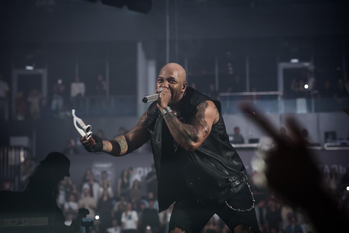 Фото «Бешеная энергетика»: в Новосибирске впервые прошёл концерт Flo Rida — динамичные кадры шоу 2