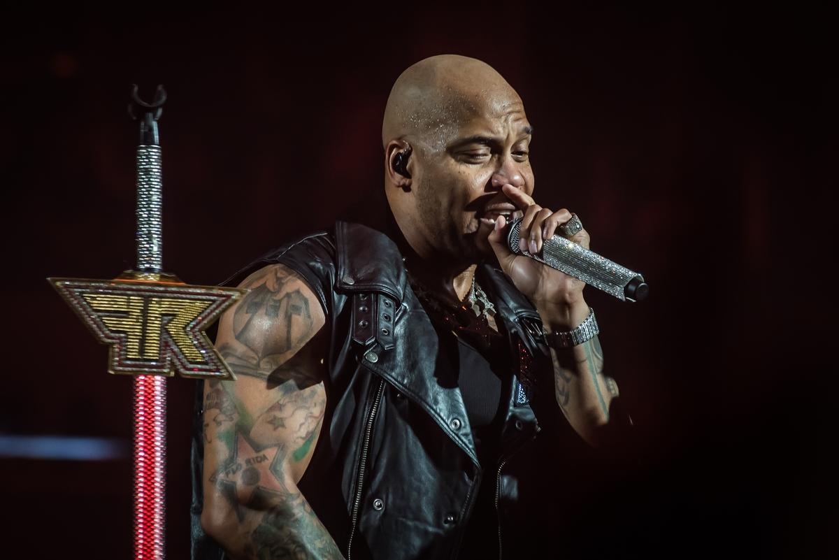 Фото «Бешеная энергетика»: в Новосибирске впервые прошёл концерт Flo Rida — динамичные кадры шоу 5