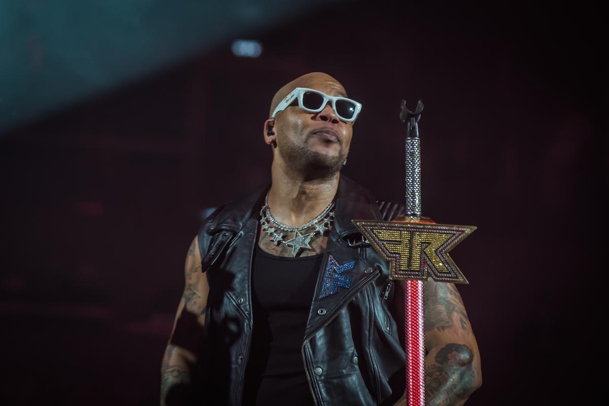 Фото «Бешеная энергетика»: в Новосибирске впервые прошёл концерт Flo Rida — динамичные кадры шоу 6