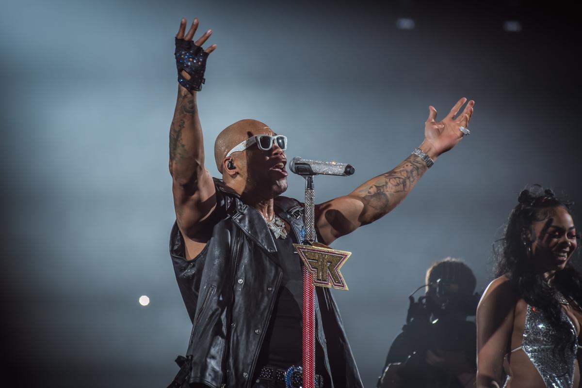 Фото «Бешеная энергетика»: в Новосибирске впервые прошёл концерт Flo Rida — динамичные кадры шоу 14