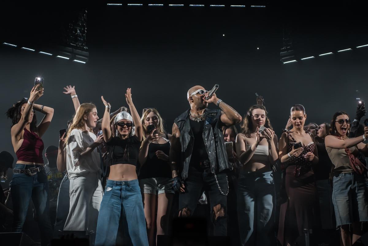 Фото «Бешеная энергетика»: в Новосибирске впервые прошёл концерт Flo Rida — динамичные кадры шоу 19