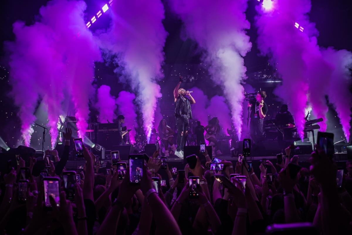 Фото «Бешеная энергетика»: в Новосибирске впервые прошёл концерт Flo Rida — динамичные кадры шоу 28