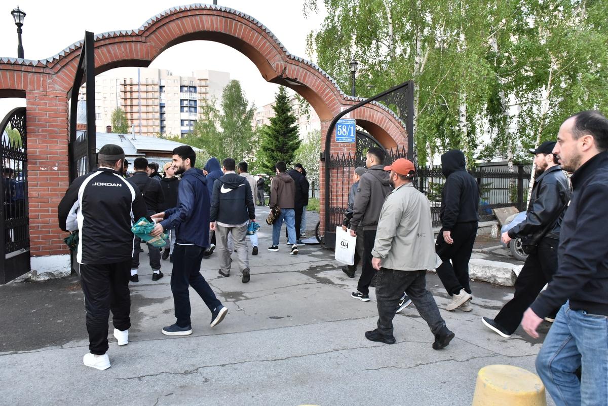 Фото Сотни верующих собрались у мечети на Красина в Новосибирске в первый день Курбан-байрама. Фоторепортаж 2