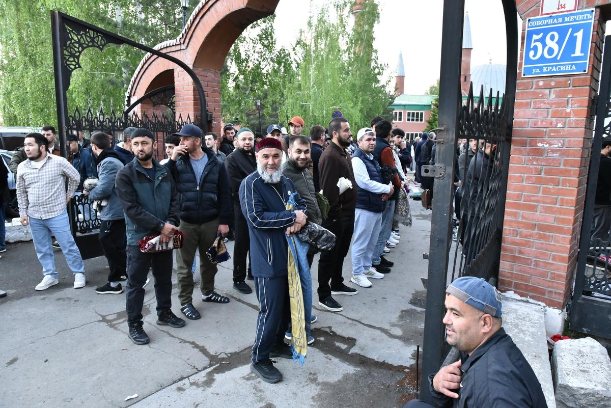 Фото Сотни верующих собрались у мечети на Красина в Новосибирске в первый день Курбан-байрама. Фоторепортаж 5