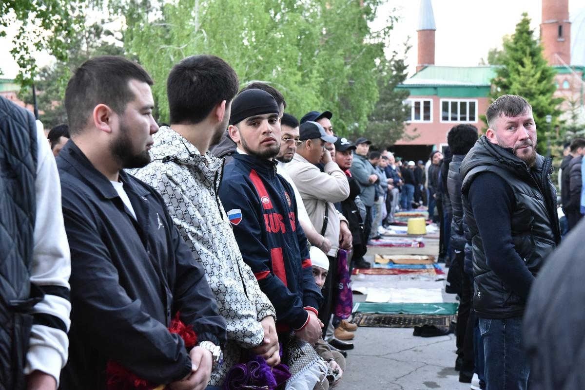 Фото Сотни верующих собрались у мечети на Красина в Новосибирске в первый день Курбан-байрама. Фоторепортаж 6