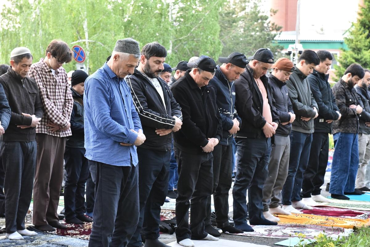 Фото Сотни верующих собрались у мечети на Красина в Новосибирске в первый день Курбан-байрама. Фоторепортаж 14