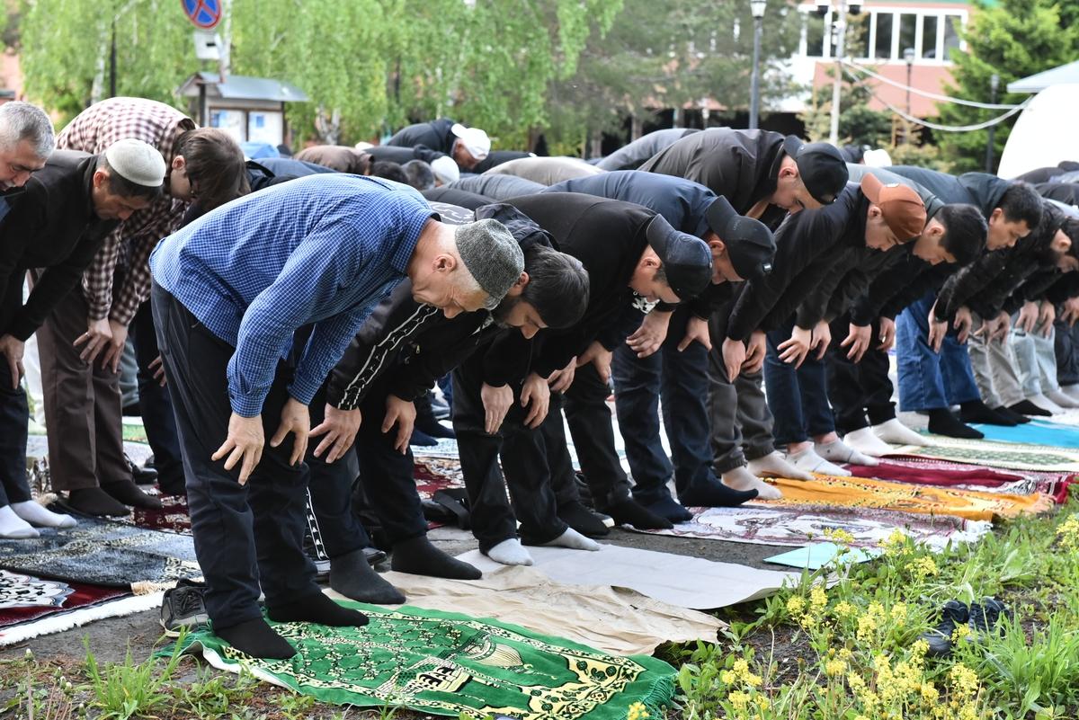 Фото Сотни верующих собрались у мечети на Красина в Новосибирске в первый день Курбан-байрама. Фоторепортаж 15