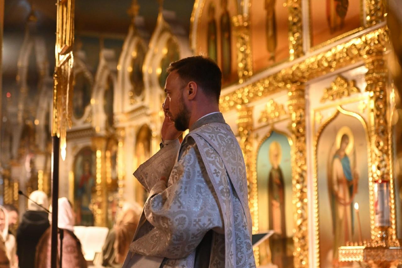 Фото Десятки верующих собрались на службу в честь Вознесения Господня в Новосибирске: атмосферные кадры из Вознесенского собора 9 - Сиб.ФМ Фото Десятки верующих собрались на службу в честь Вознесения Господня в Новосибирске: атмосферные кадры из Вознесенского собора 9