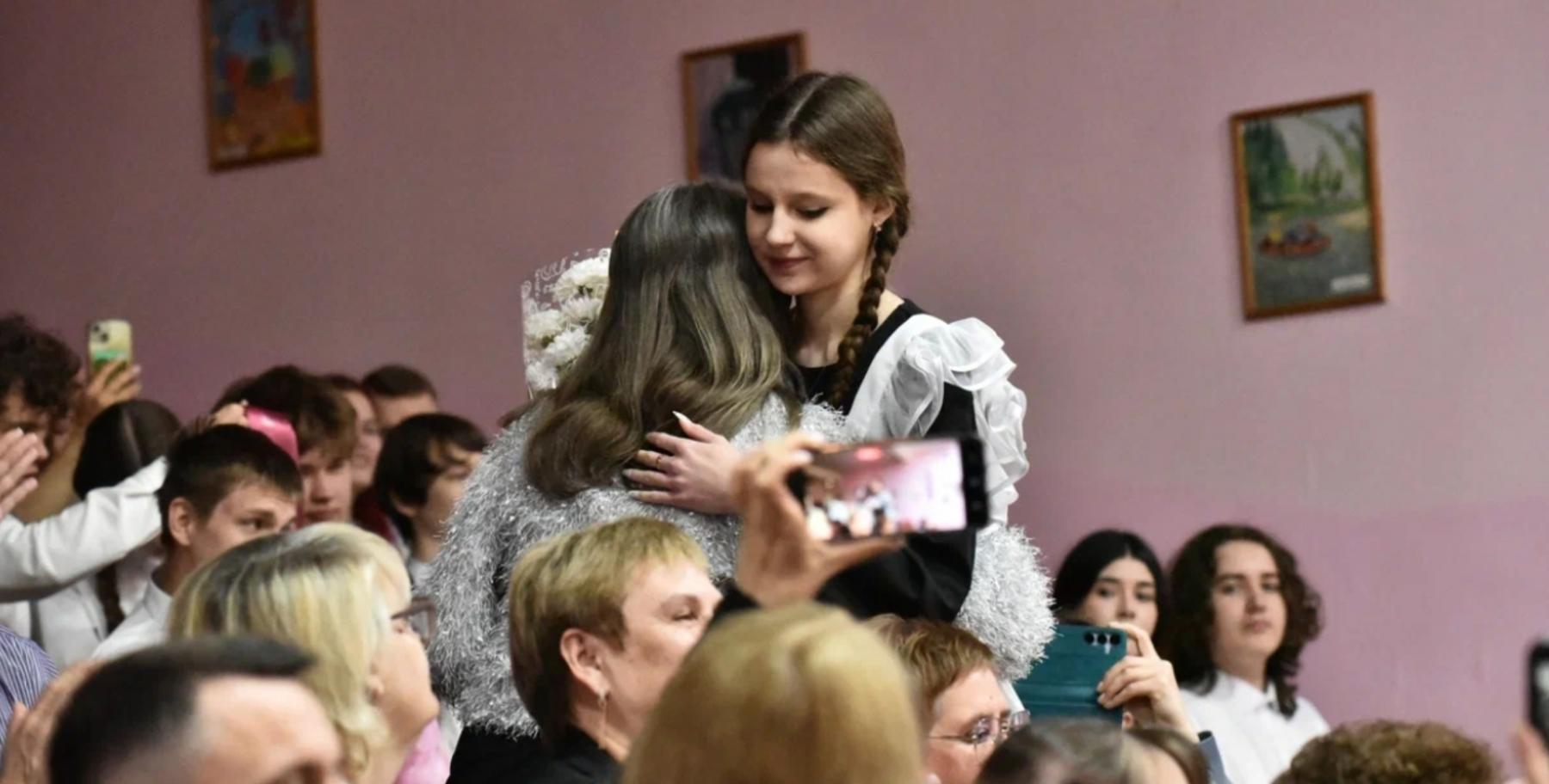 Фото Белые банты и танец с папой: как проходят последние звонки в Новосибирске — фоторепортаж 6 - Сиб.ФМ Фото Белые банты и танец с папой: как проходят последние звонки в Новосибирске — фоторепортаж 6