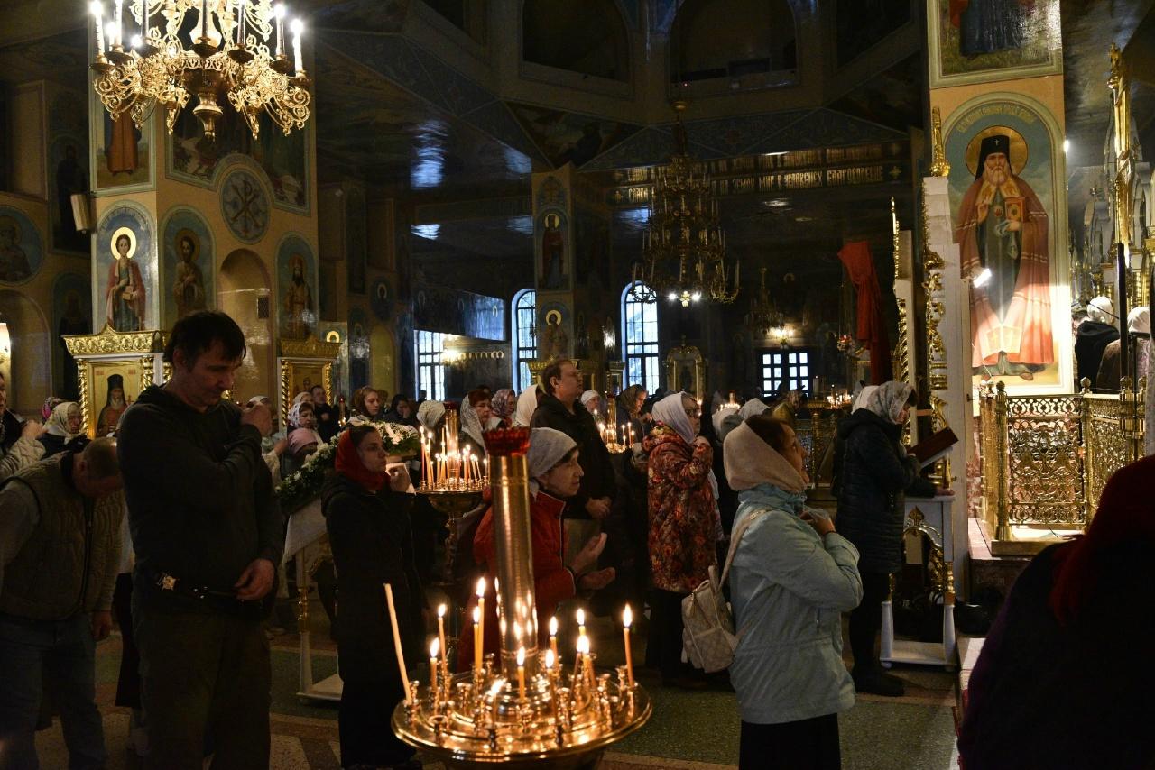 Фото Десятки верующих собрались на службу в честь Вознесения Господня в Новосибирске: атмосферные кадры из Вознесенского собора 12 - Сиб.ФМ Фото Десятки верующих собрались на службу в честь Вознесения Господня в Новосибирске: атмосферные кадры из Вознесенского собора 12
