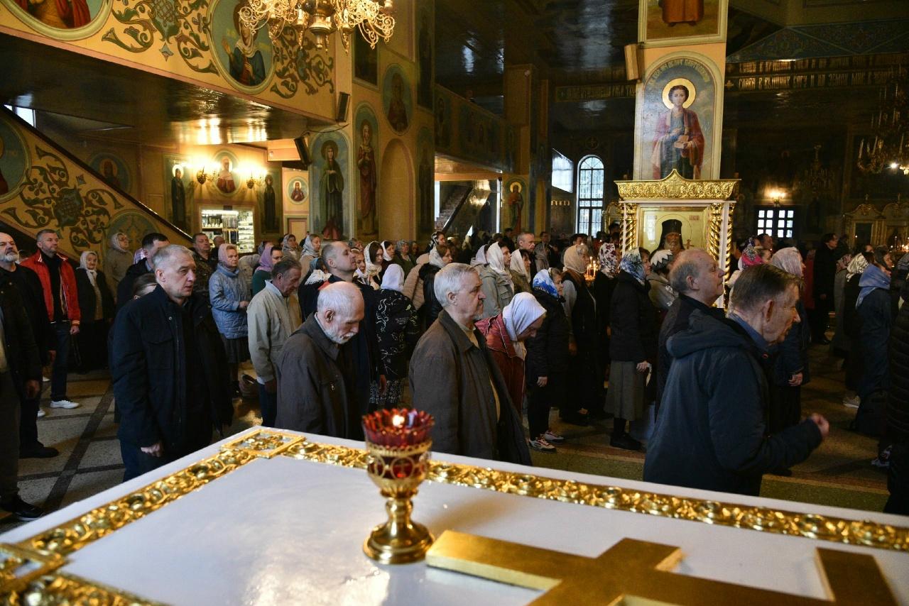 Фото Десятки верующих собрались на службу в честь Вознесения Господня в Новосибирске: атмосферные кадры из Вознесенского собора 14 - Сиб.ФМ Фото Десятки верующих собрались на службу в честь Вознесения Господня в Новосибирске: атмосферные кадры из Вознесенского собора 14