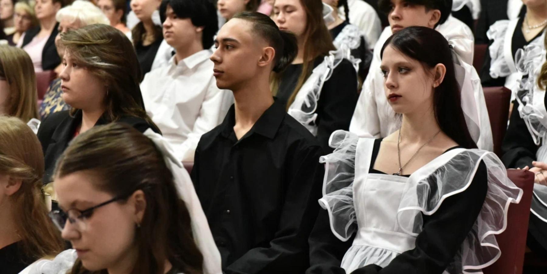 Фото Белые банты и танец с папой: как проходят последние звонки в Новосибирске — фоторепортаж 4 - Сиб.ФМ Фото Белые банты и танец с папой: как проходят последние звонки в Новосибирске — фоторепортаж 4