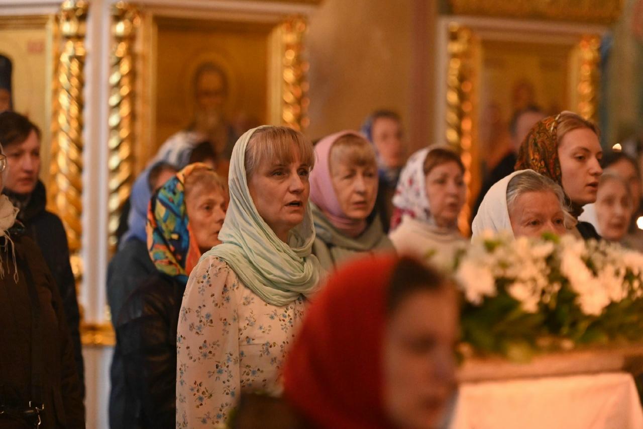 Фото Десятки верующих собрались на службу в честь Вознесения Господня в Новосибирске: атмосферные кадры из Вознесенского собора 4 - Сиб.ФМ Фото Десятки верующих собрались на службу в честь Вознесения Господня в Новосибирске: атмосферные кадры из Вознесенского собора 4
