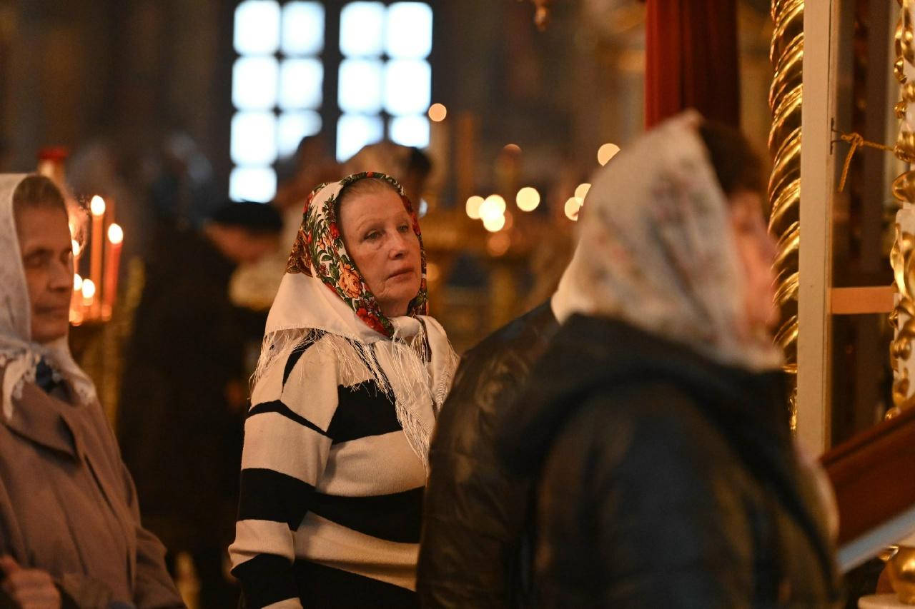 Фото Десятки верующих собрались на службу в честь Вознесения Господня в Новосибирске: атмосферные кадры из Вознесенского собора 7 - Сиб.ФМ Фото Десятки верующих собрались на службу в честь Вознесения Господня в Новосибирске: атмосферные кадры из Вознесенского собора 7