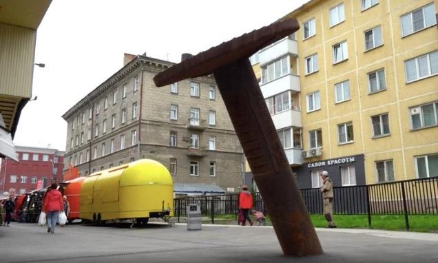 Фото Гулливер, гигантский гвоздь и мышь с ДНК: самые необычные памятники Новосибирска 11 - Сиб.ФМ Фото Гулливер, гигантский гвоздь и мышь с ДНК: самые необычные памятники Новосибирска 11