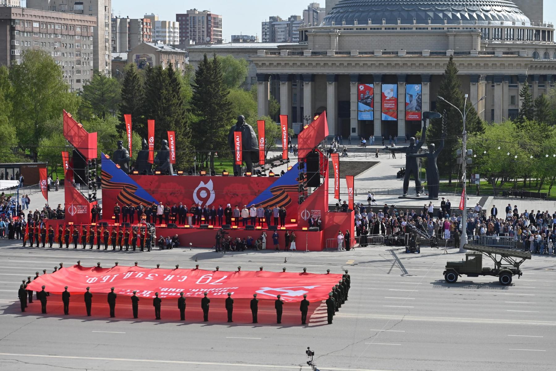 Фото Фото погибших героев, военная техника и салют. Онлайн-репортаж празднования 81-ой годовщины Победы в Новосибирске 11