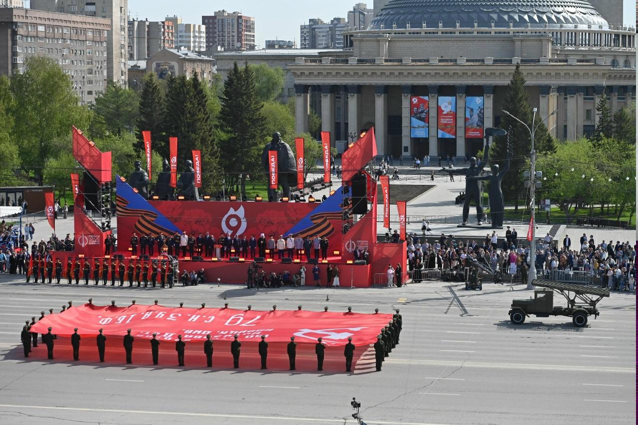 Фото В Новосибирске завершилось празднование Дня Победы: грандиозный парад, «Бессмертный полк» и яркий салют 9
