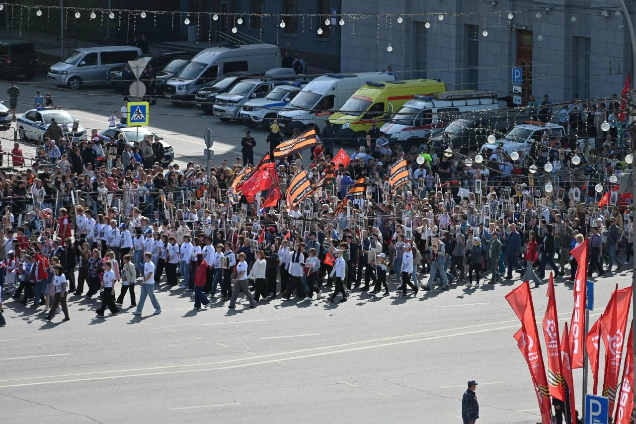 Фото В Новосибирске опубликованы кадры масштабного «Бессмертного полка» 4