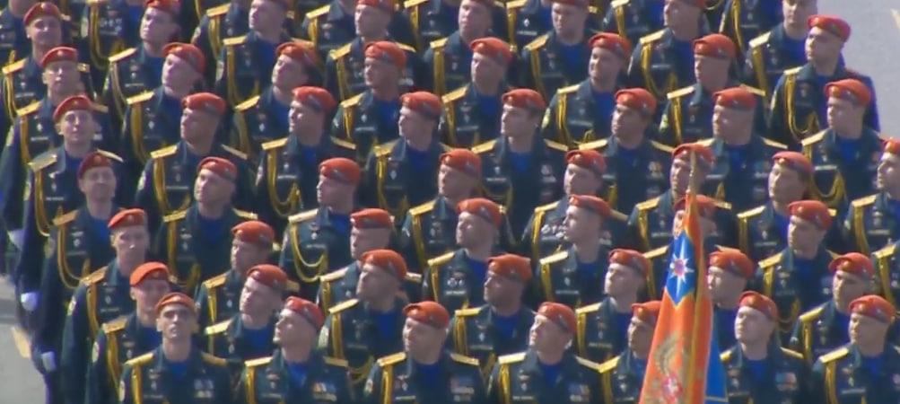 Фото Фото погибших героев, военная техника и салют. Онлайн-репортаж празднования 81-ой годовщины Победы в Новосибирске 6