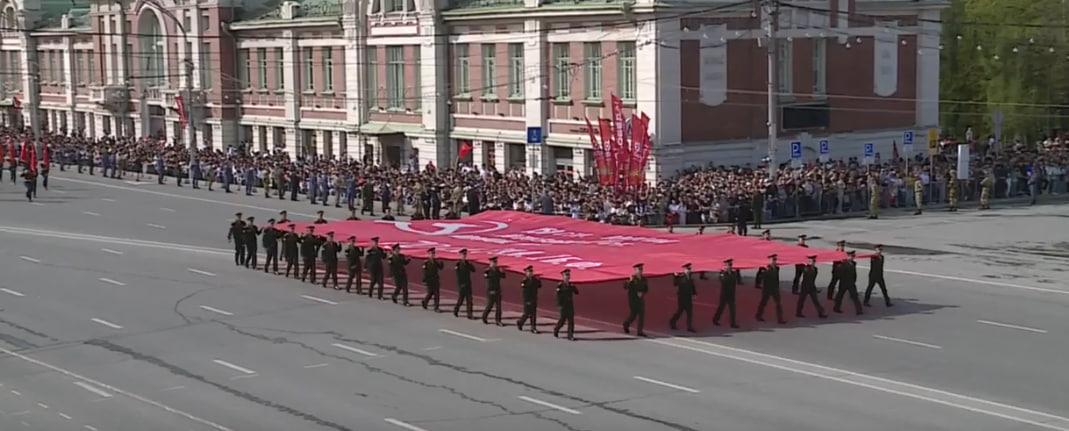 Фото Фото погибших героев, военная техника и салют. Онлайн-репортаж празднования 81-ой годовщины Победы в Новосибирске 7
