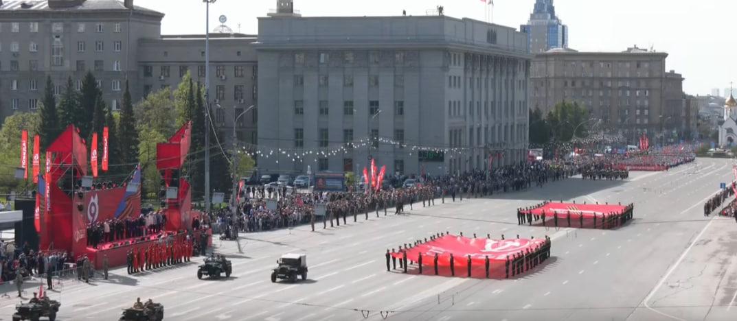 Фото Фото погибших героев, военная техника и салют. Онлайн-репортаж празднования 81-ой годовщины Победы в Новосибирске 10