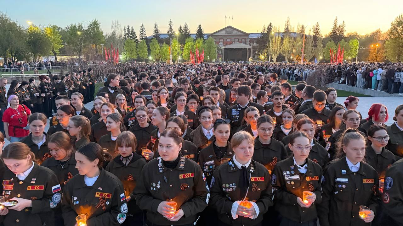 Фото Тысячи новосибирцев приняли участие в акции «Свеча Памяти» — 20 ярких кадров 17