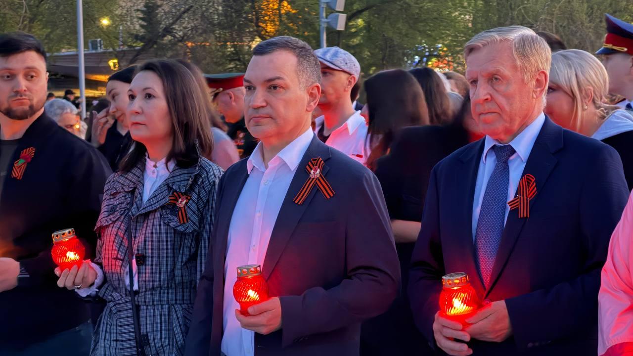 Фото Тысячи новосибирцев приняли участие в акции «Свеча Памяти» — 20 ярких кадров 11