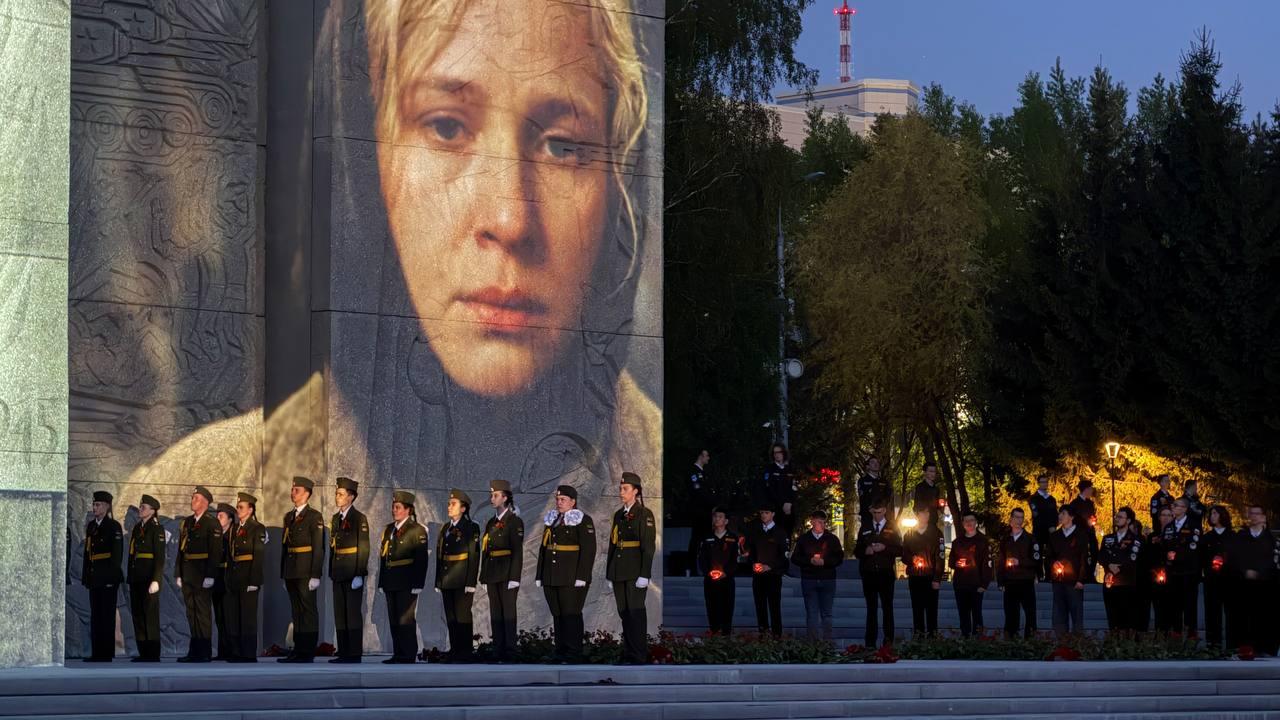 Фото Тысячи новосибирцев приняли участие в акции «Свеча Памяти» — 20 ярких кадров 8