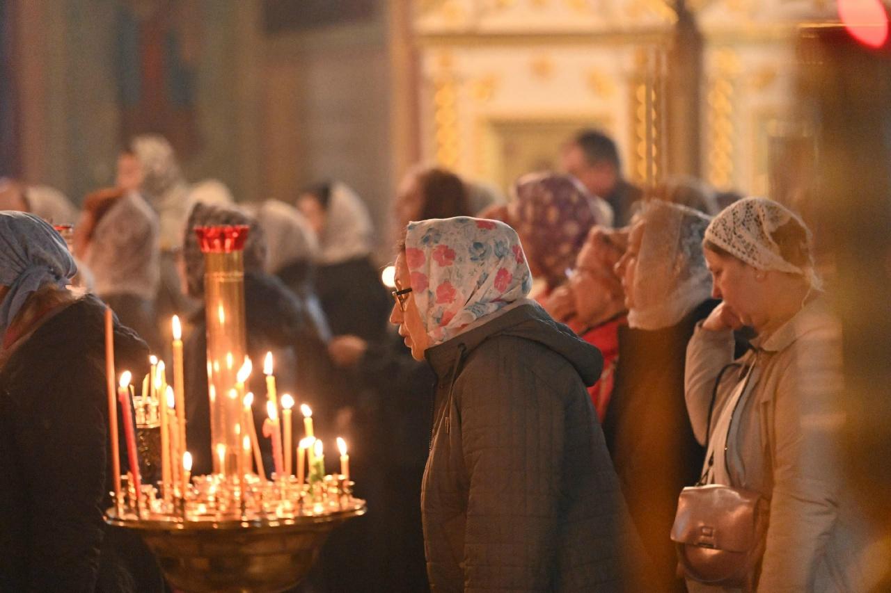 Фото Десятки верующих собрались на службу в честь Вознесения Господня в Новосибирске: атмосферные кадры из Вознесенского собора 10 - Сиб.ФМ Фото Десятки верующих собрались на службу в честь Вознесения Господня в Новосибирске: атмосферные кадры из Вознесенского собора 10