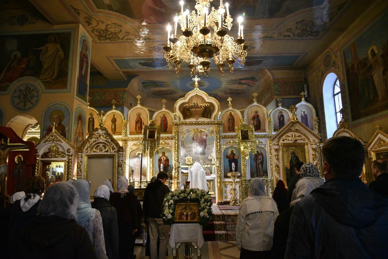 Фото Десятки верующих собрались на службу в честь Вознесения Господня в Новосибирске: атмосферные кадры из Вознесенского собора 2 - Сиб.ФМ Фото Десятки верующих собрались на службу в честь Вознесения Господня в Новосибирске: атмосферные кадры из Вознесенского собора 2