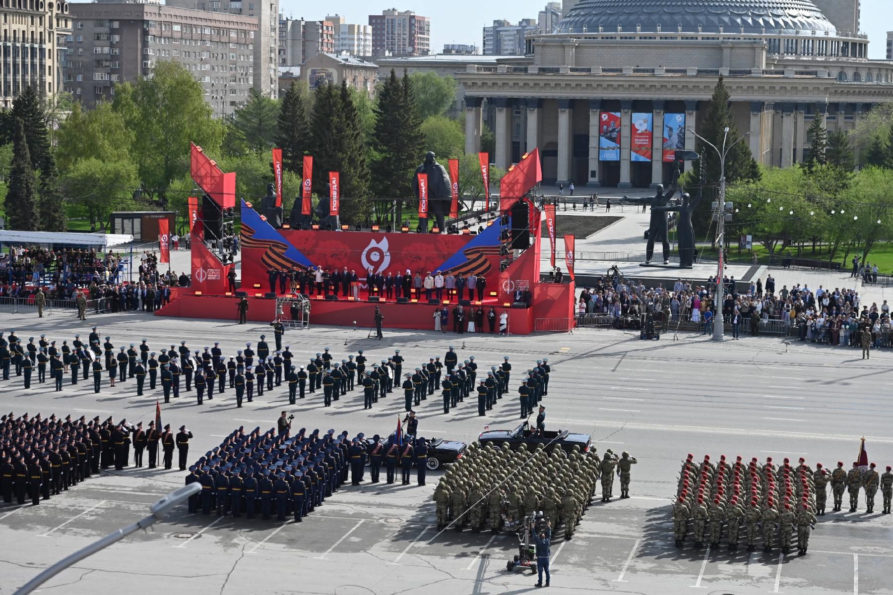 Фото Фото погибших героев, военная техника и салют. Онлайн-репортаж празднования 81-ой годовщины Победы в Новосибирске 15