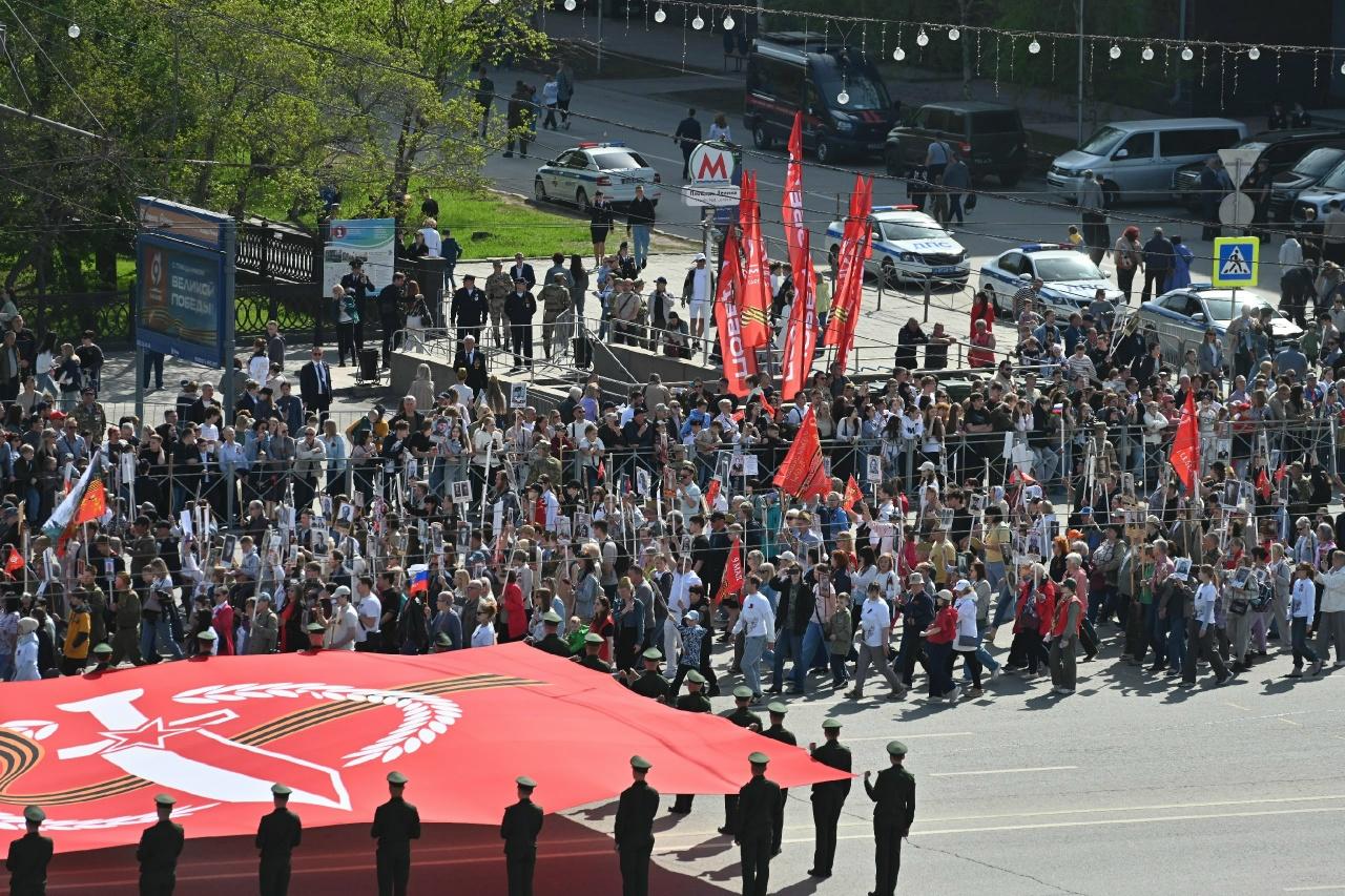 Фото В Новосибирске на площади Ленина развернули гигантские полотна Знамени Победы и флага России 3