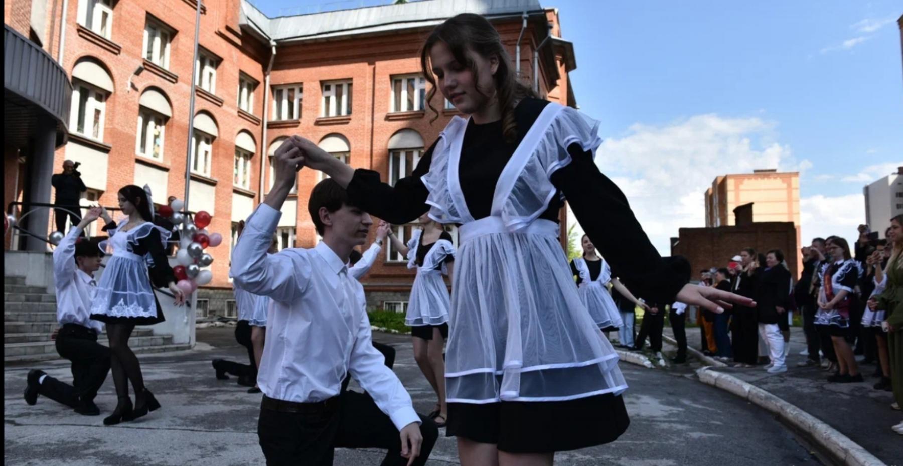 Фото Белые банты и танец с папой: как проходят последние звонки в Новосибирске — фоторепортаж 13 - Сиб.ФМ Фото Белые банты и танец с папой: как проходят последние звонки в Новосибирске — фоторепортаж 13