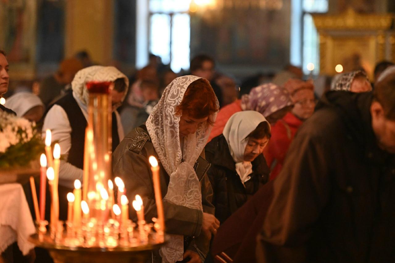 Фото Десятки верующих собрались на службу в честь Вознесения Господня в Новосибирске: атмосферные кадры из Вознесенского собора 15 - Сиб.ФМ Фото Десятки верующих собрались на службу в честь Вознесения Господня в Новосибирске: атмосферные кадры из Вознесенского собора 15