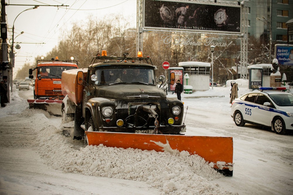 Очистка улиц от снега. Снегоуборочная техника на дороге. Снегоуборочная машина на улице города. Техника для уборки снега. Уборка снега на дорогах.