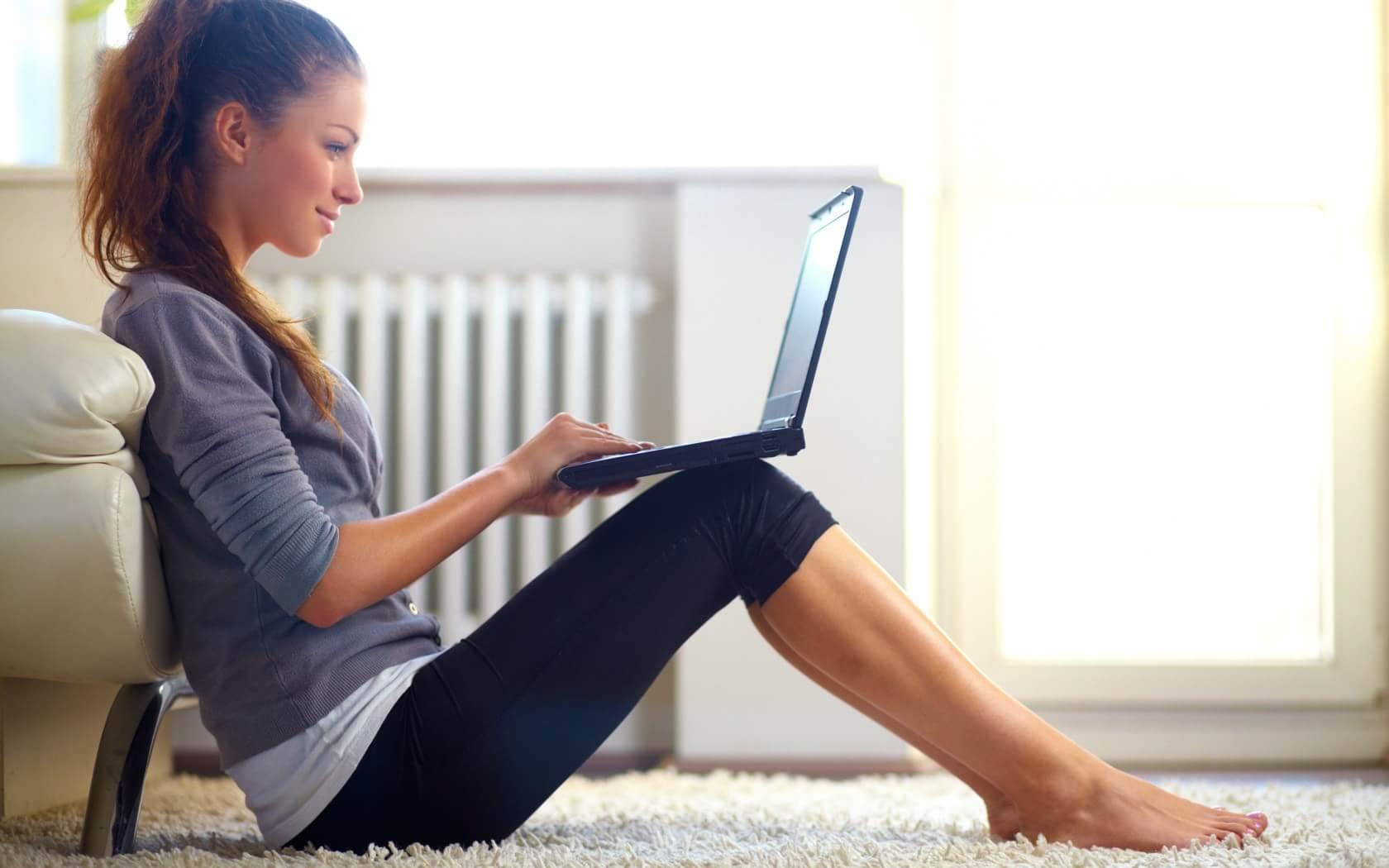 Работа на дому причина. Женщина с ноутбуком. Девушка сидит за компьютером. Девочка за ноутбуком. Девушка сидит в интернете.