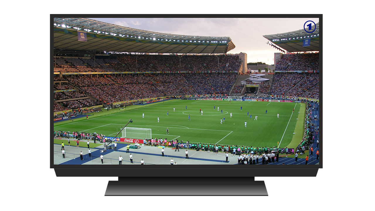 Спортивные тв трансляции. Телевизор футбол. Монитор с футболом. Футбол на экране телевизора. Телевизор с трансляцией футбола.