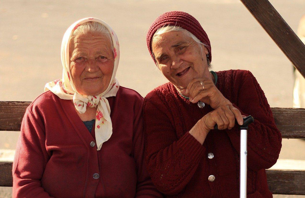 Пенсия 1999 году. Пожилые люди. Пенсионеры в России. Пожилые люди в России. Фото пенсионеров России.