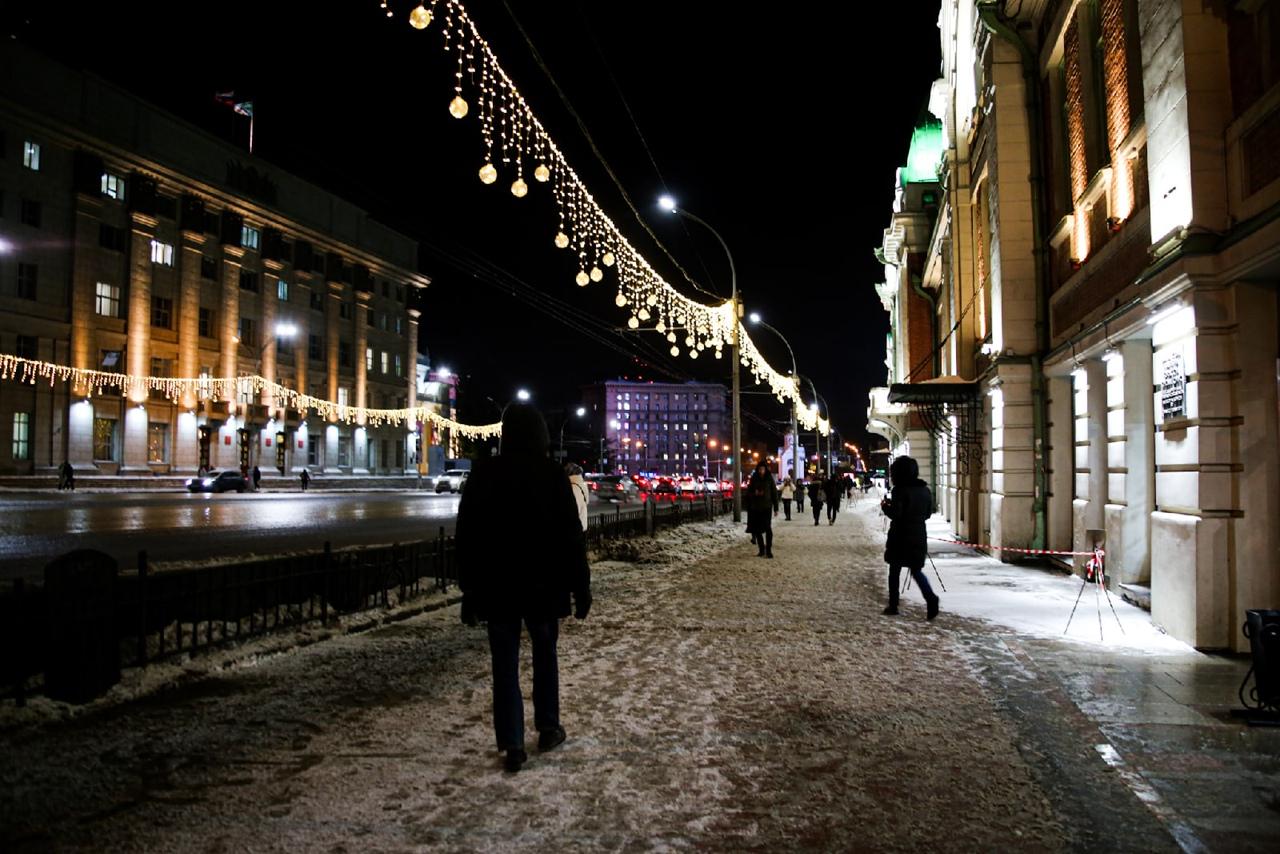 Фото В Новосибирске включили новогоднюю подсветку длиной 980 метров 5