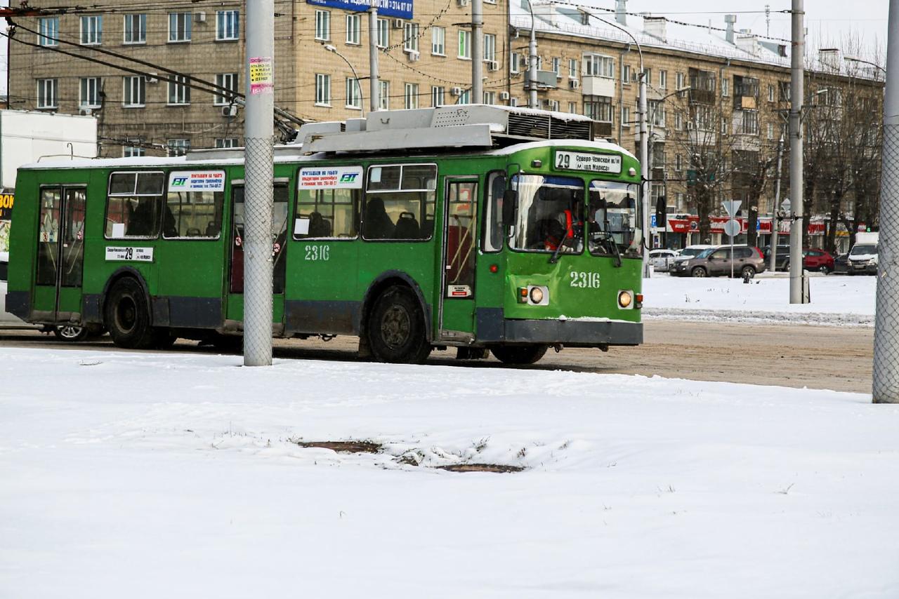 Фото От сугробов до луж и обратно – 15 эпичных фото о «температурных качелях» в Новосибирске 14