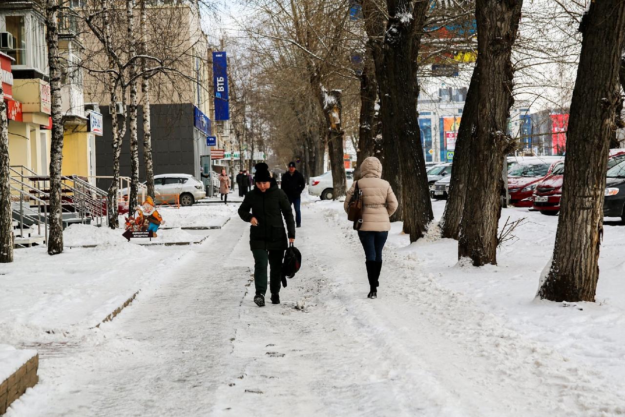 Фото От сугробов до луж и обратно – 15 эпичных фото о «температурных качелях» в Новосибирске 15