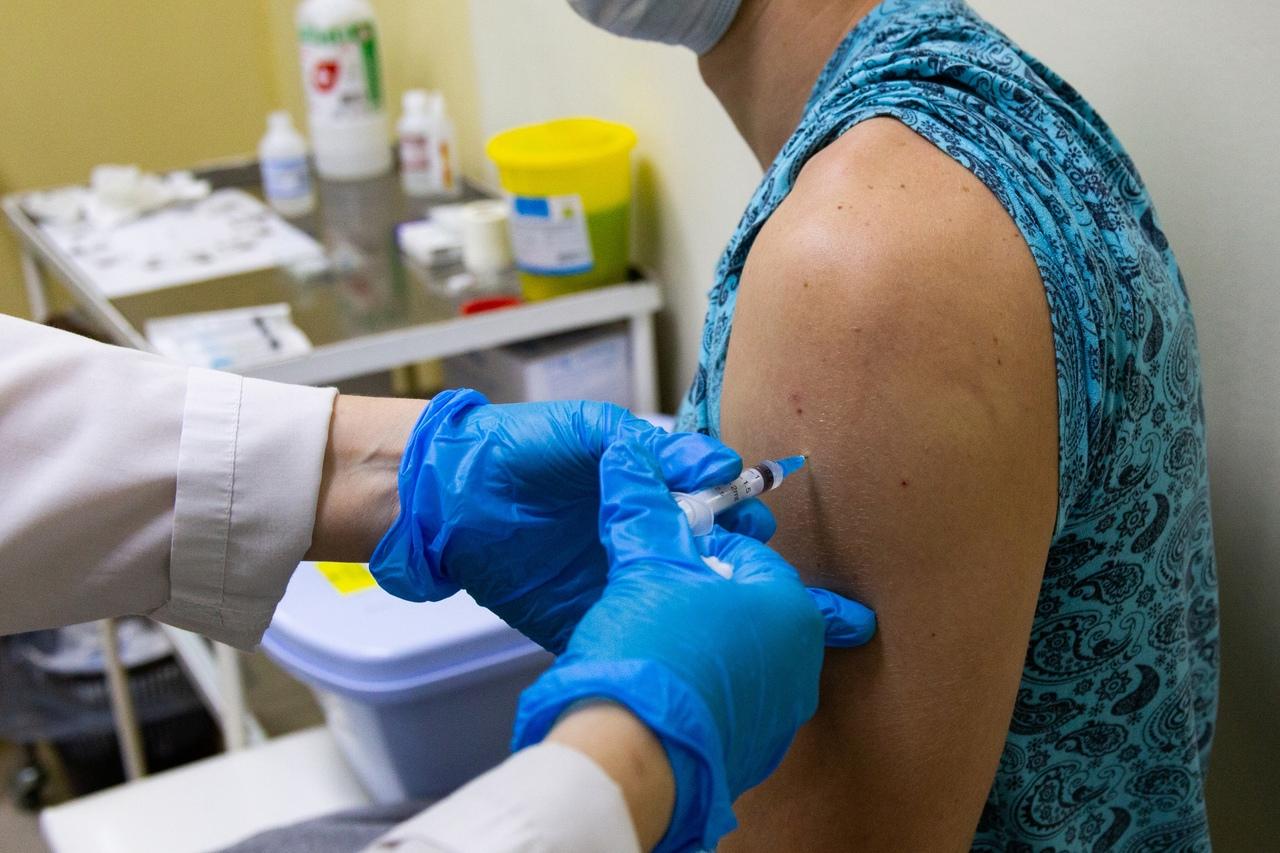 Фото Коронавирус после вакцинации: почему люди заражаются после прививки – врачи рассказали, кто в зоне риска 2