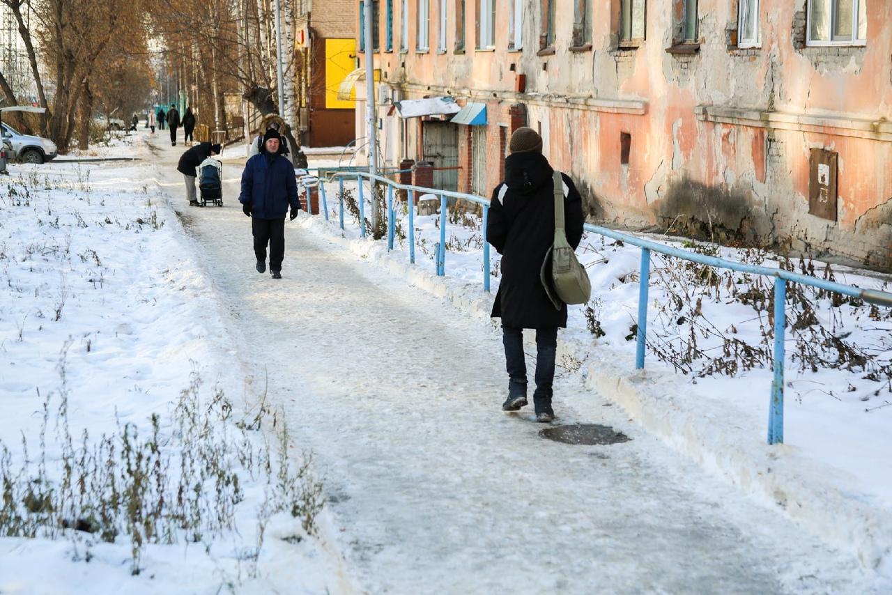Фото «Фестиваль снежного уродства»: водители раскритиковали уборку дорог и парковок в Новосибирске 5