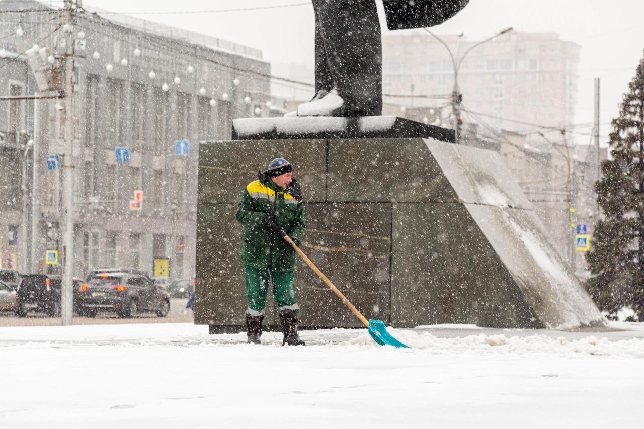Фото От сугробов до луж и обратно – 15 эпичных фото о «температурных качелях» в Новосибирске 5