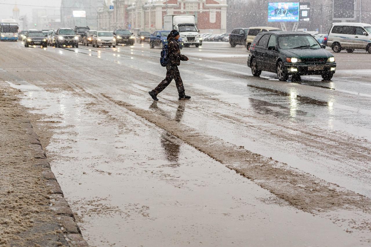 Фото От сугробов до луж и обратно – 15 эпичных фото о «температурных качелях» в Новосибирске 7