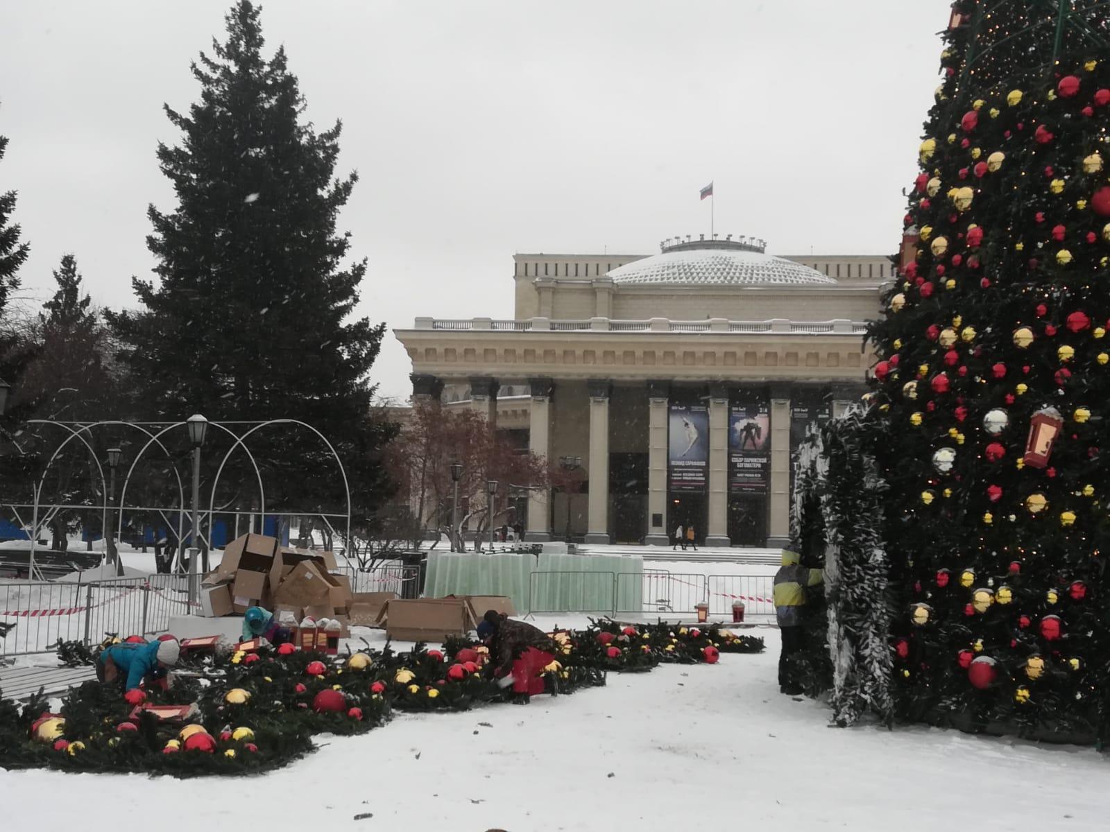 Фото В Новосибирске начали устанавливать ёлку на площади Ленина 2